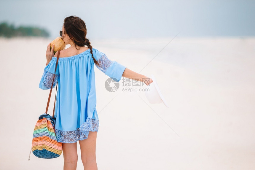 女人在海边享受假期图片