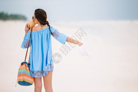 女人在海边享受假期图片
