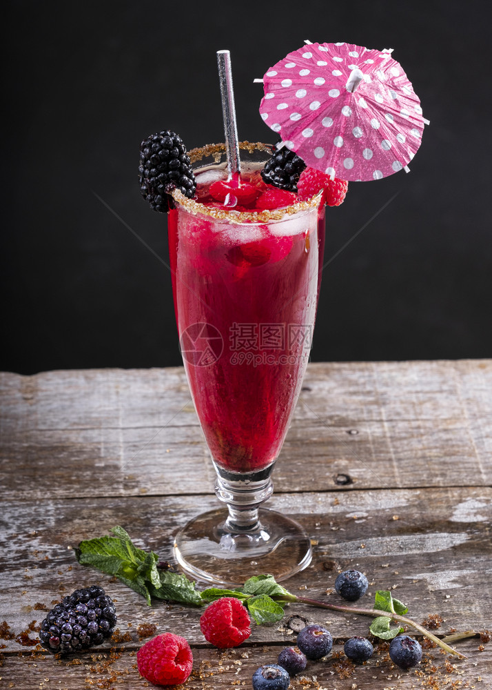冰沙稻草木制的以黑莓装饰木制基地玻璃杯中的果子鸡尾酒图片
