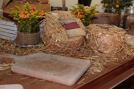 装饰山羊带有装饰草原和木制剪切板的佩科里诺乳酪封面羊图片