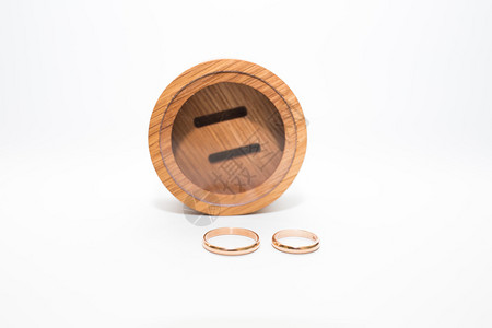 木制的庆典拉脱维亚里加市手制木环盒和金戒指2019年5月日旅行照片爱图片