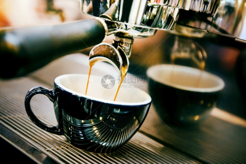 机器冲咖啡喝着新鲜咖啡的杯子自动卡布奇诺图片