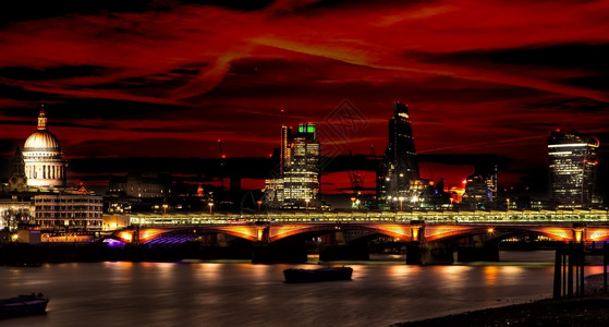 伦敦和圣保罗教堂夜间平坦的金融商业图片