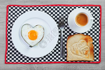 心形炸鸡蛋和烤面包给爱人的情信息布瑞卡法斯特爱过自制叉图片