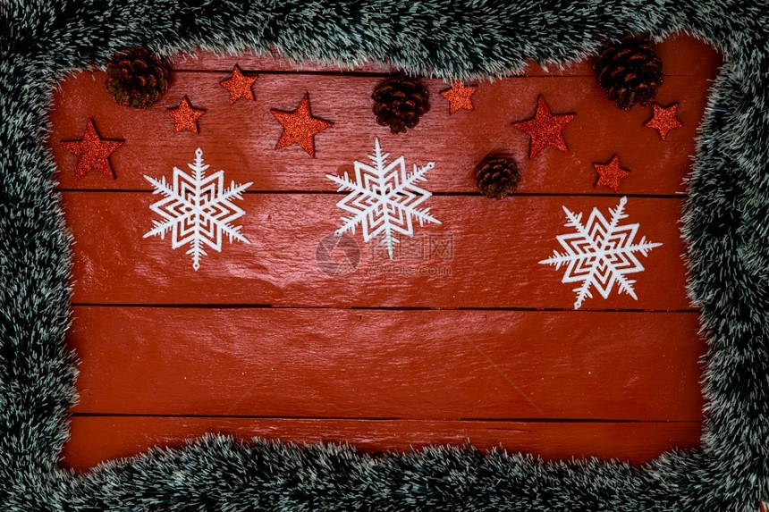 传统冬天在红木板上配有圣诞花园和装饰品的圣诞画板上成像创意作样边界和复制空间顶视平坦的圣诞框架高图片