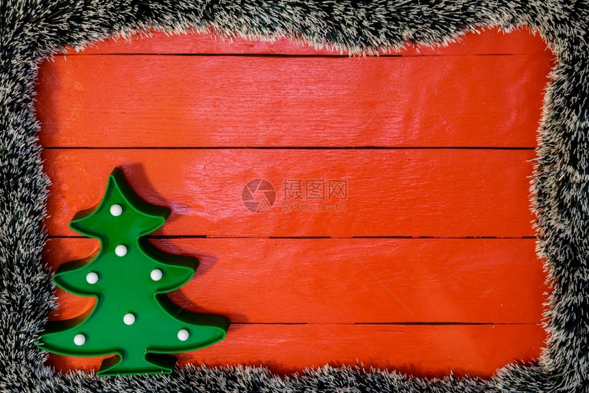 庆典传统在红木板上配有圣诞花园和装饰品的圣诞画板上成像创意作样边界和复制空间顶视平坦的圣诞框架红色图片
