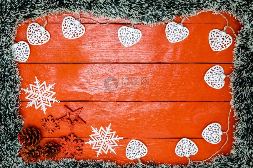 心蜡烛装饰风格在红木板上配有圣诞花园和装饰品的圣诞画板上成像创意作样边界和复制空间顶视平坦的圣诞框架图片