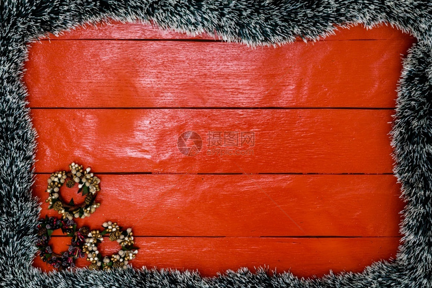 喜庆的在红木板上配有圣诞花园和装饰品的圣诞画板上成像创意作样边界和复制空间顶视平坦的圣诞框架装饰风格传统图片