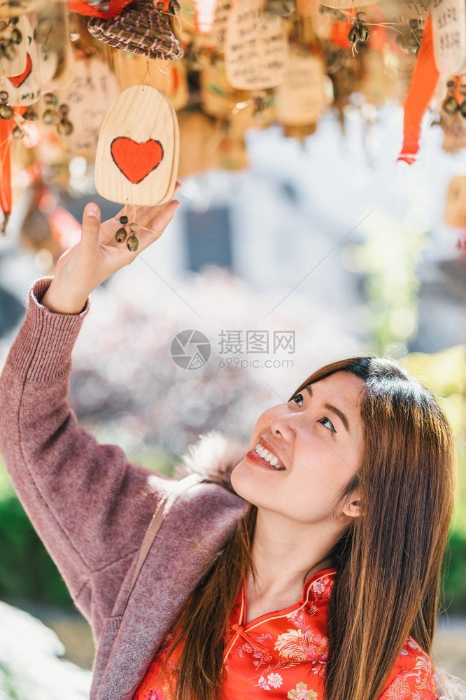 教科文组织看不见美丽的在延南里江老城旅游和文化传统概念中肖像般的亚洲女旅行者以语敲钟看护身符图片