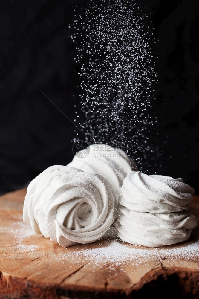木制的假期食品摄影Zephyr用粉末糖刷成灰的Zephyr粉末在糕点店厨房制作zephyr棉花糖的过程准备图片