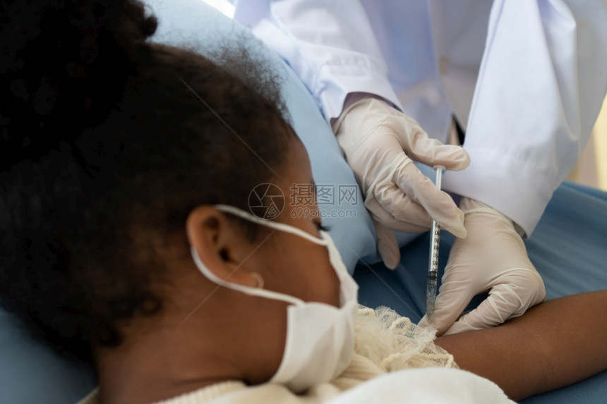 在注射疫苗的小女孩图片