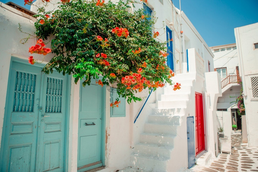 地中海希腊米科诺斯狭窄街道上的传统蓝门和白色房屋希腊米科诺斯狭窄街道上的传统蓝门房屋奢华建筑学图片