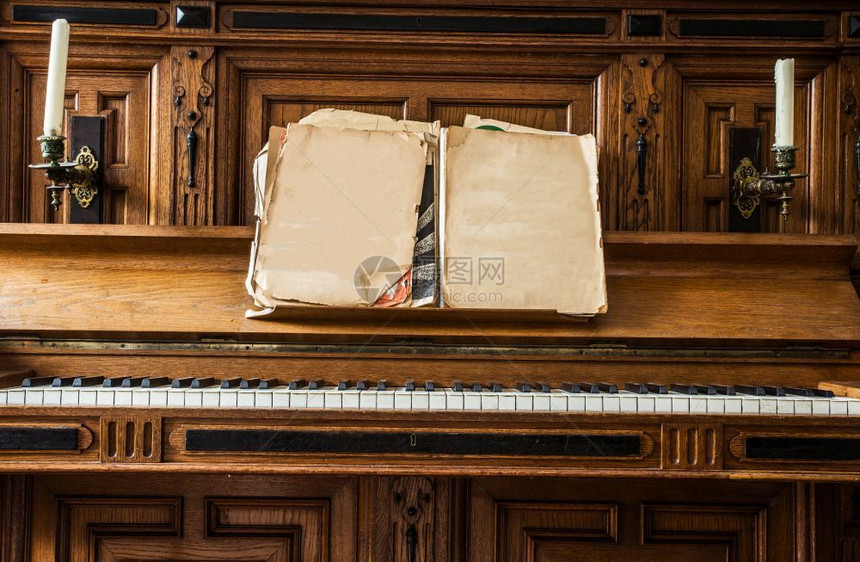 老的正面木制乐器上的旧钢琴键仿古特写正面木制乐器上的旧钢琴键仿古董烧焦图片