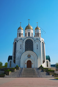 中央金的波贝迪俄罗斯加里宁格勒胜利广场上的基督救主圣公堂背景图片