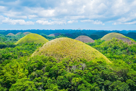 夏天风景优美菲律宾博霍尔岛著名的巧克力山自然地标菲律宾博霍尔岛场景图片