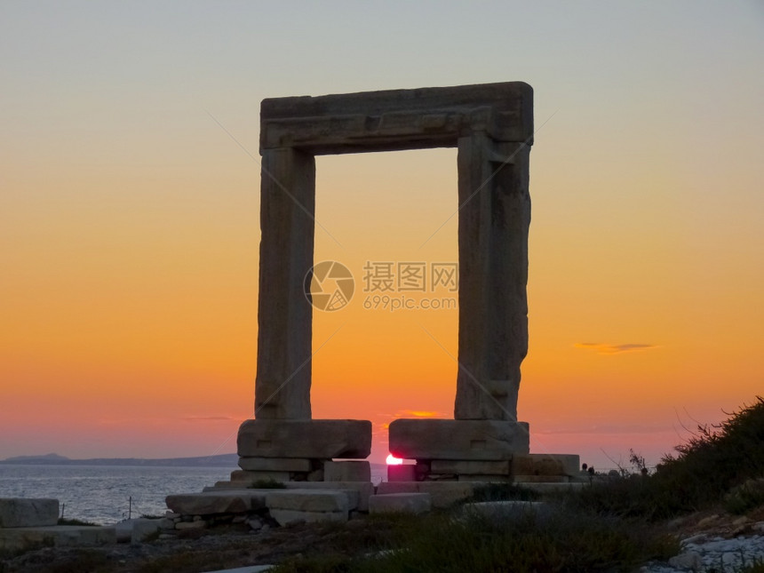 Portara的日落希腊CycladesNaxos岛Delian阿波罗古神庙废墟象征地标建筑学图片