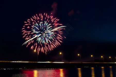 第四红蓝白7月4日庆祝仪式在红蓝大桥上爆发烟火炸橙倒数背景图片