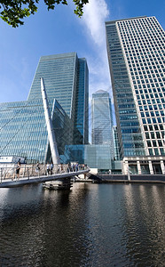 颜色堵塞伦敦人金融区著名的摩天大厦CanaryWharf建造图片