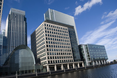 水办公室伦敦人金融区著名的摩天大厦CanaryWharf角度图片