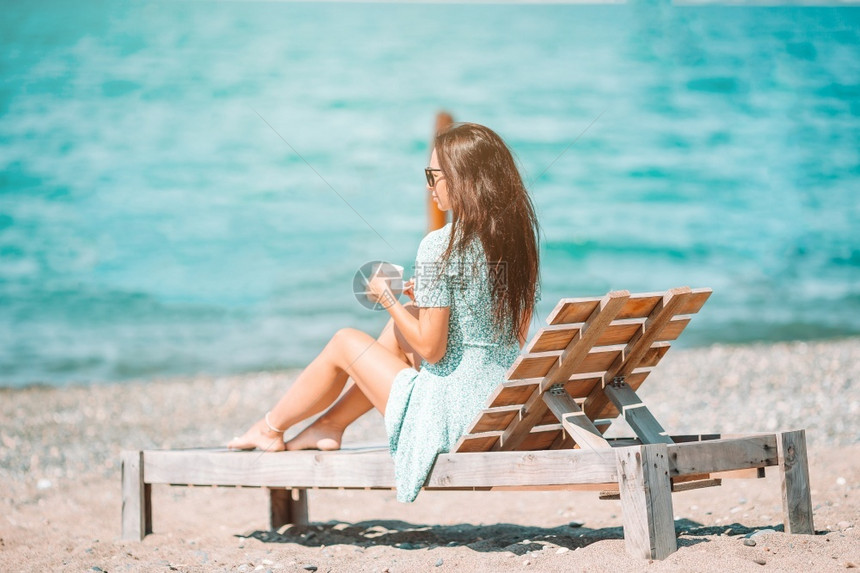 帽子异国情调岛年轻美女在白色沙热带滩上放松在加勒比度假的年轻美丽女孩在Caribs海滩度假图片