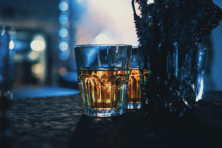 苏格兰人玻璃古老的酒精饮料威士忌用黑色背景的旧式眼镜印制经典的图片