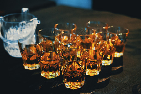 棕色的古老酒精饮料威士忌用黑色背景的旧式眼镜印制餐厅晚上图片