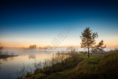 冬季河边仙雾缭绕的日出高清图片
