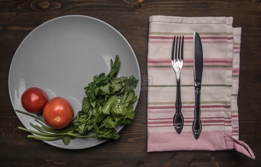 夏天香菜白板上的简单食物西红柿鹦鹉和薄面粉放在灰色盘子上以木制背景排成一列顶视角干净的图片