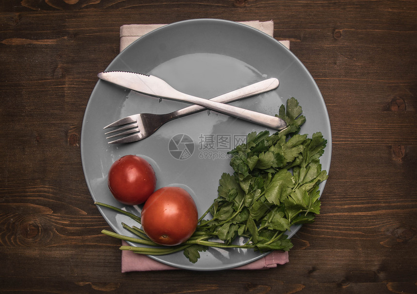 素食主义者厨房白板上的简单食物西红柿鹦鹉和薄面粉放在灰色盘子上以木制背景排成一列顶视角通心粉图片
