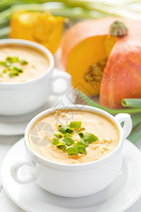 奶油南瓜培根汤加绿洋葱在两个白碗里秋天美食蔬菜奶油的感恩图片