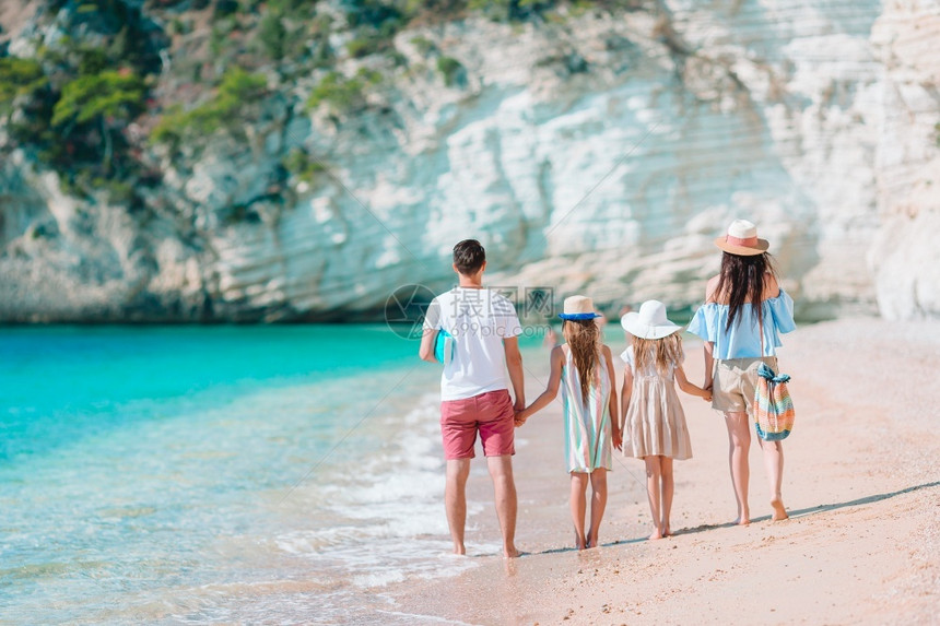 海边度假的年轻家庭图片