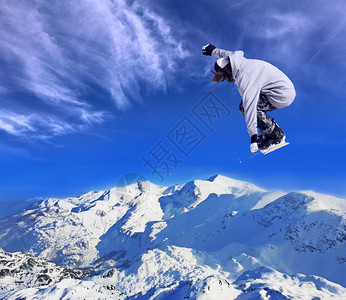 冬季雪山单板滑雪者图片