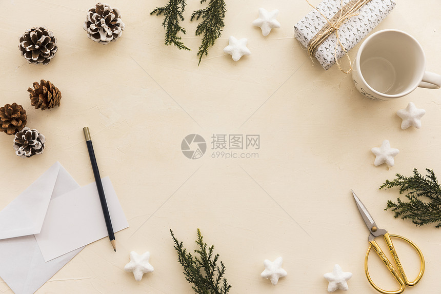 圣诞组成绿色树枝带锥形平坦的快乐白色图片
