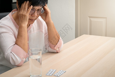 白色的患有头痛压力偏健康问题概念的老年妇女健康状况图片