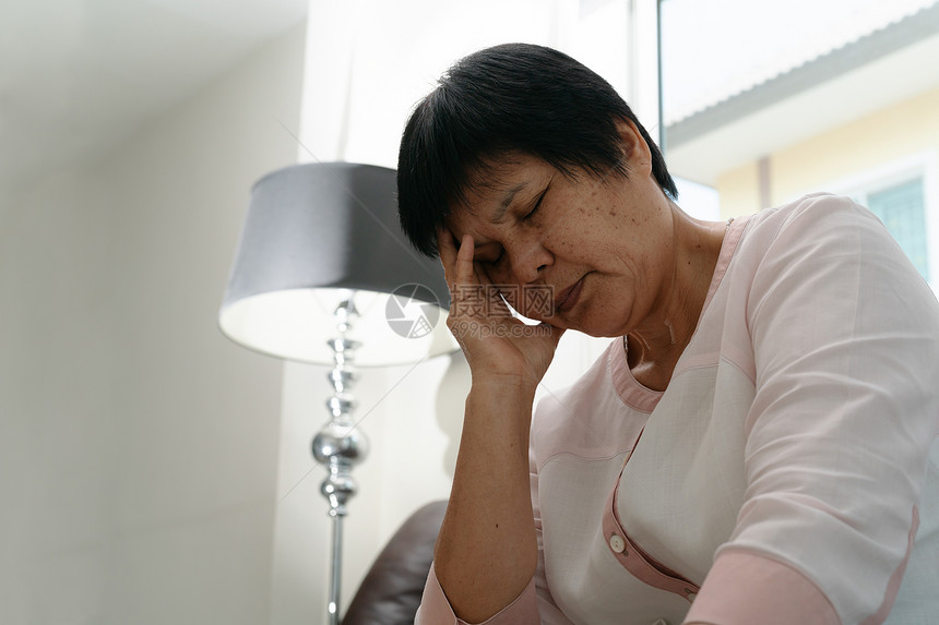 患有头痛压力偏健康问题概念的老年妇女紊乱使困惑脸图片