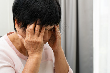 成熟伤心患有头痛压力偏健康问题概念的老年妇女成人图片