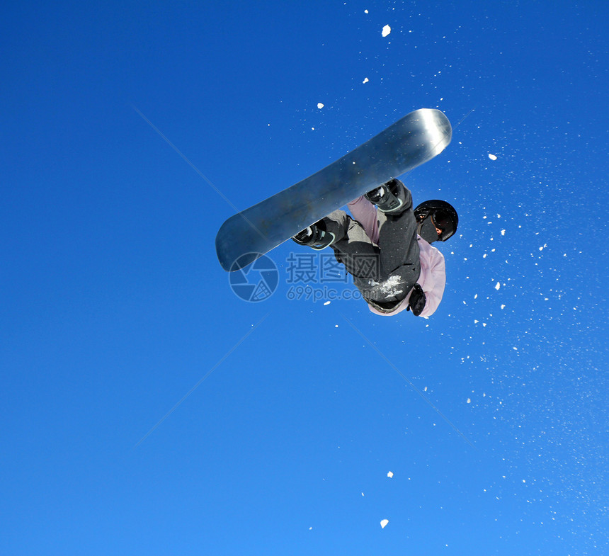 冬季雪山单板滑雪者图片