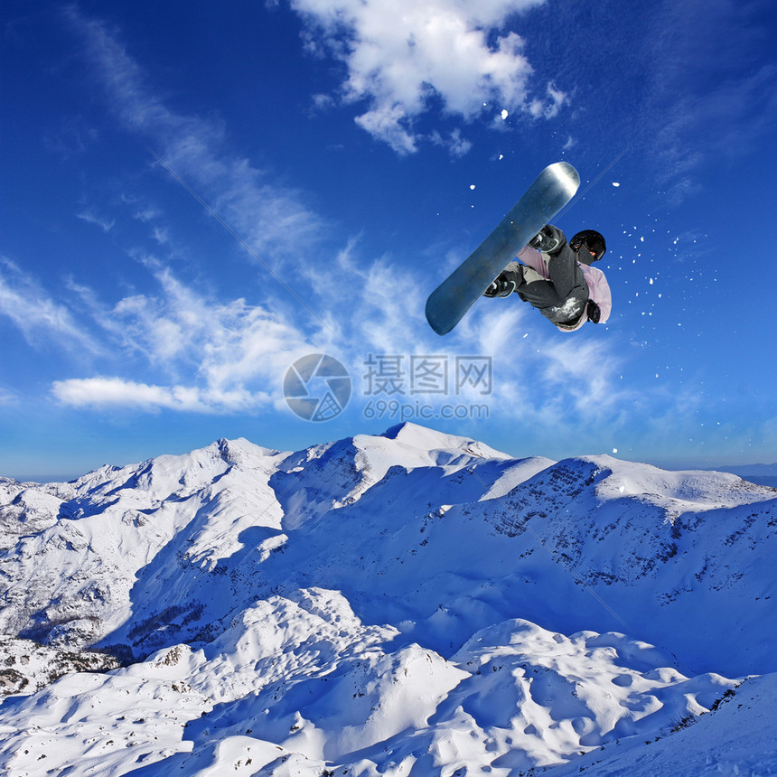 冬季雪山单板滑雪者图片