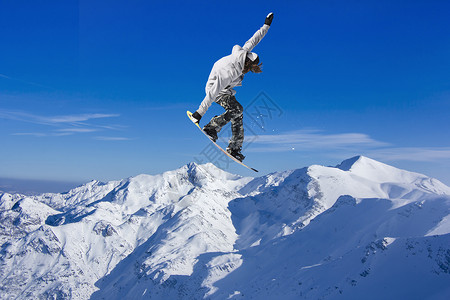 冬季雪山单板滑雪者图片