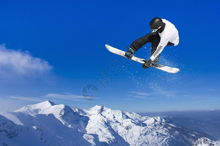 冬季雪山单板滑雪者背景图片