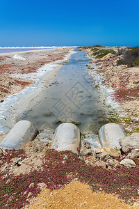 美国广播公司垂直的伯恩排水管道将废入盐业的溪流中高清图片