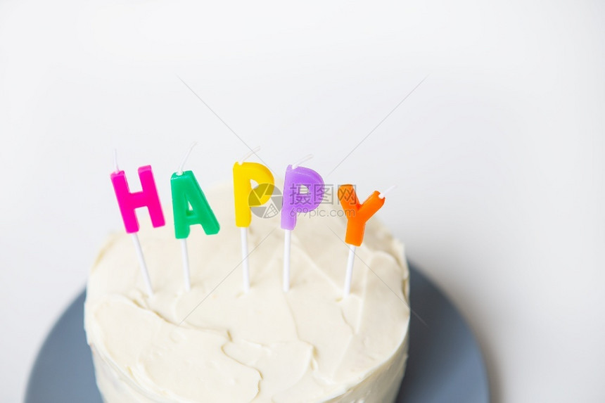 年龄马斯卡彭生日蛋糕奶油海绵上的铭文幸福假期和生日惊喜的概念生日蛋糕奶油海绵上的铭文幸福假期和生日惊喜的概念字图片