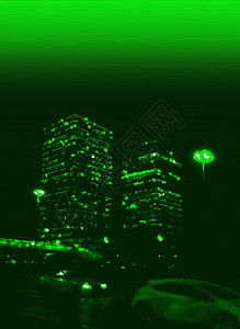 网络垂直绿色的夜空中摩天大楼抽象背景垂直绿色的夜晚交织在一起颜色黑客图片