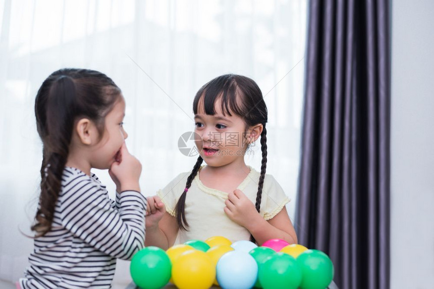 二个美丽的小女孩图片