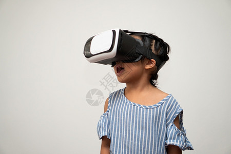 交互的令人兴奋拥有虚拟现实头盔的亚洲小女孩对于新体验3D小玩意技术概念虚拟世界小玩具游戏及未来在线教育说令人兴奋ieminfor背景