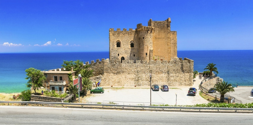 沿海著名的Calabria意大利南部旅行和地标中世纪城堡罗塞托卡波斯普利科升至图片
