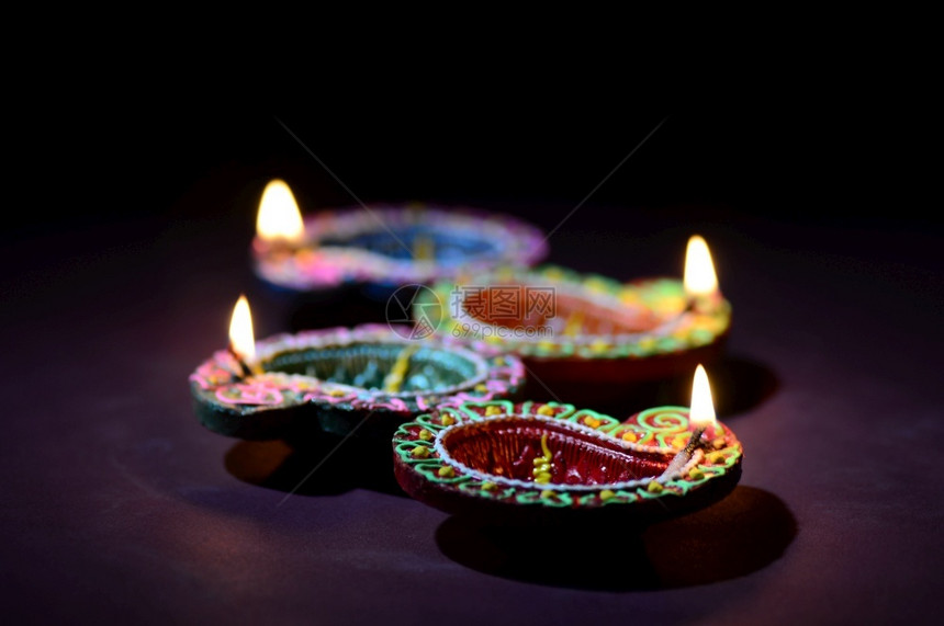 宗教的迪亚普加瓦利庆典期间点亮的彩色粘土Diya灯贺卡设计印度光节名为Diwali图片