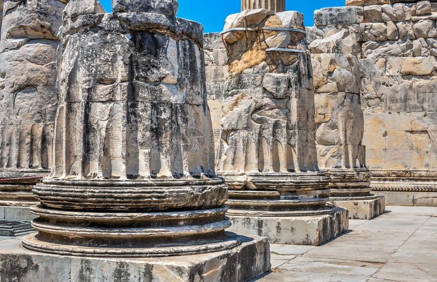位于土耳其迪马的阿波罗寺庙东面一列柱子的基地在土耳其迪马的阿波罗寺露天阳光明媚的夏日列晴天省避难所图片