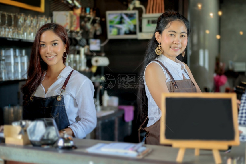 咖啡师制服在店柜台微笑和使用咖啡机的工作妇女小业主店餐饮咖啡厅概念亚洲女律师协会店铺图片