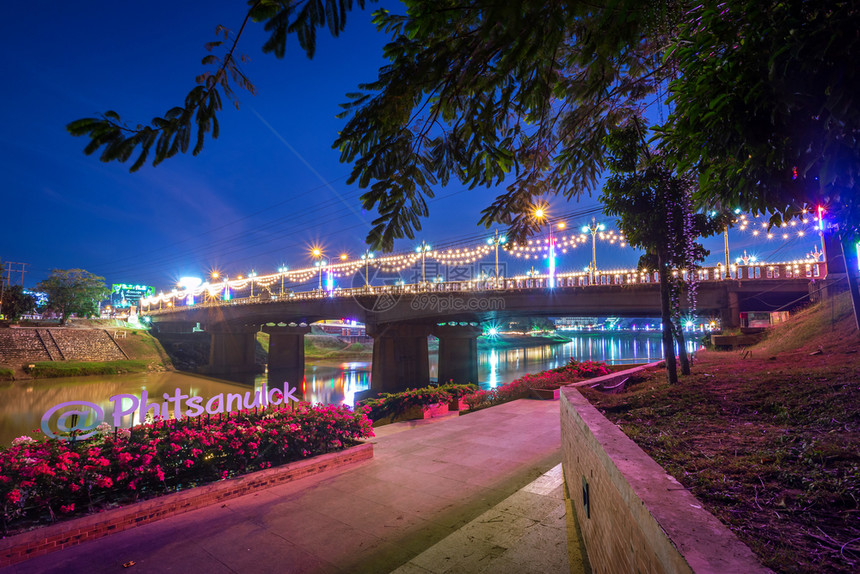景观移动南河上美丽的灯光晚上在泰国Phitsanulok市的Naresuan桥上抽象的图片